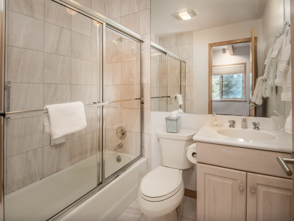 Luxury Vail Village 4 Bedroom Vacation Condo - Walk to Lifts